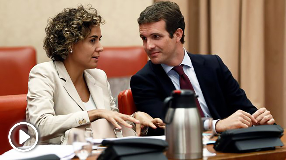 Dolors Montserrat, portavoz del Grupo Popular en el Congreso, y Pablo Casado, presidente del PP. (Foto: EFE)