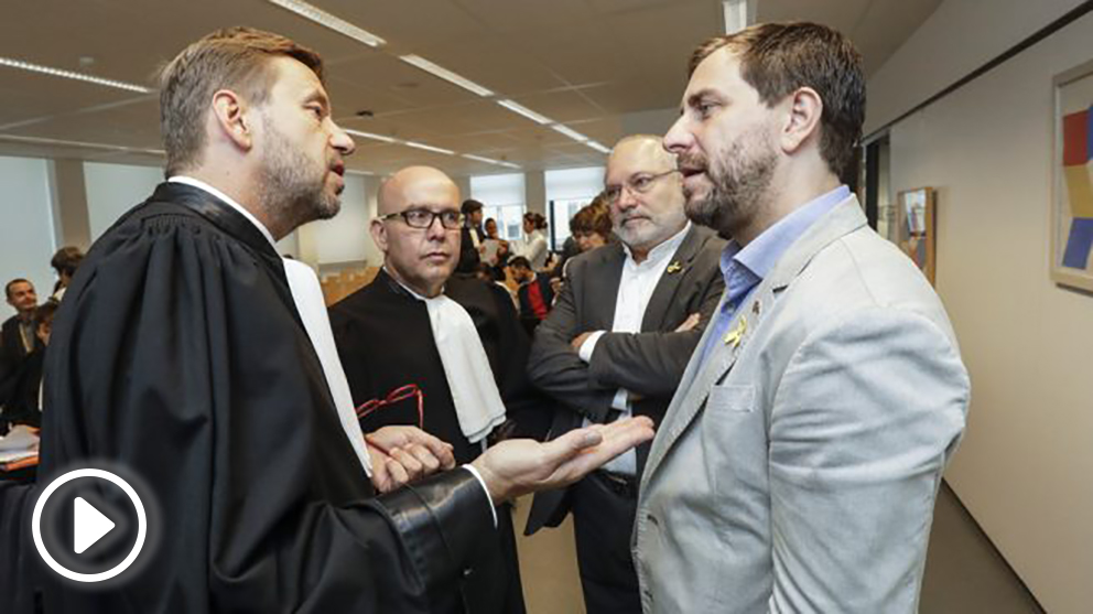 Los abogados Christophe Marchand y Gonzalo Boye con los exconsejeros Lluís Puig y Toni Comín. (Foto: AFP)