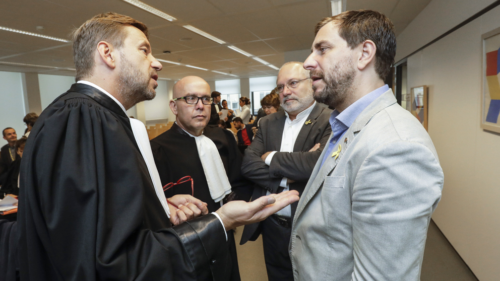 Los abogados Christophe Marchand y Gonzalo Boye con los exconsejeros Lluís Puig y Toni Comín. (Foto: AFP)