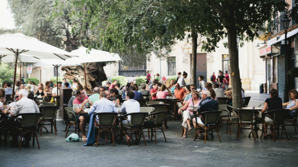 Turistas en una terraza en Mallorca (Foto: iStock)