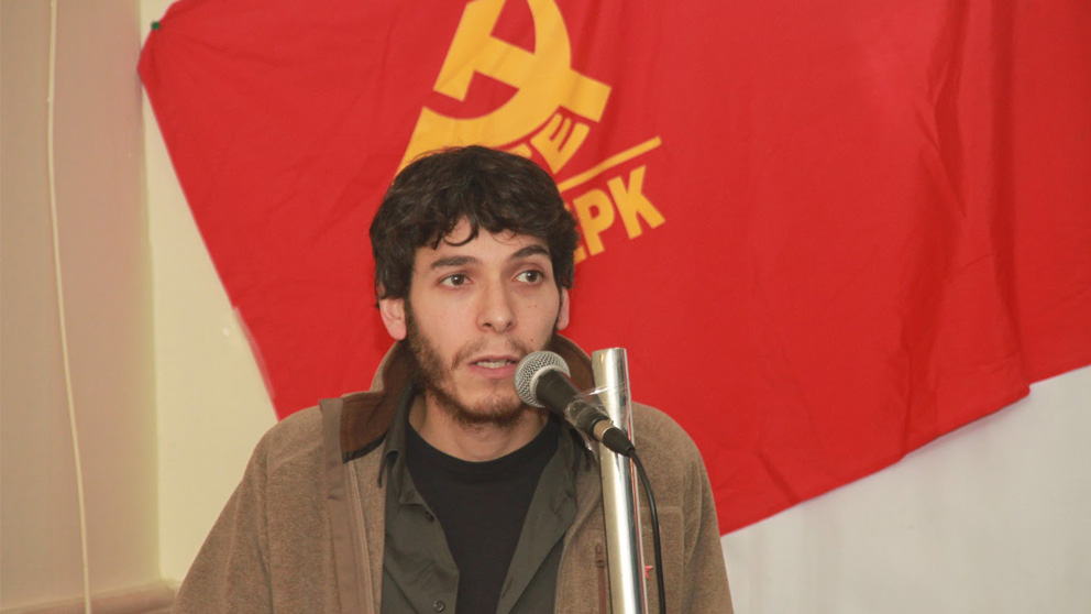 Jon Hernandez, portavoz de Elkarrekin Podemos, en un acto del Partido Comunista (Foto: Agrupación Donostia PCE-EPK)