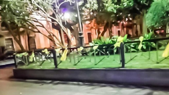 Los lazos amarillos atados a las barandillas de la céntrica Plaza de Mina, en Cádiz.