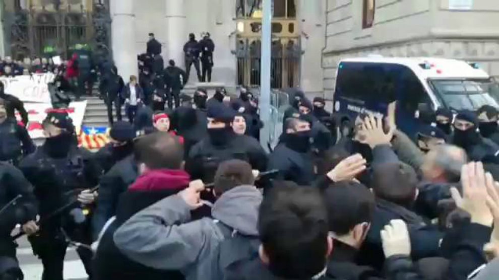 Los Mossos tratan de liberar el acceso al TSJC al que los CDR se han encadenado.