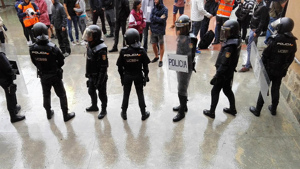 Agentes de Policía, durante la intervención para evitar el referéndum ilegal del 1-O en Cataluña. (EP)