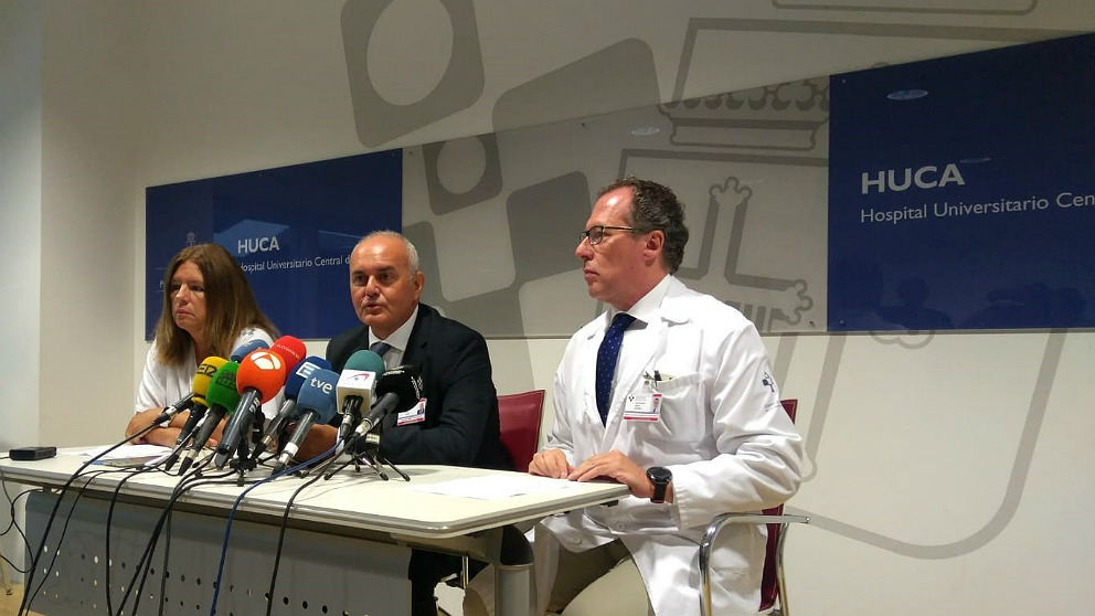 Luis Hevia, gerente del Área Sanitaria, entre Dolores Escudero, directora de la UCI, y José Antonio Vecino, director de Atención Sanitaria, en el Hospital Central de Asturias, en la rueda de prensa por el accidente de autobús en Avilés. (EP)