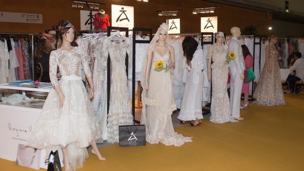 Stand de Adlib Moda ibiza con sus característicos colores blancos y vestidos artesanos.