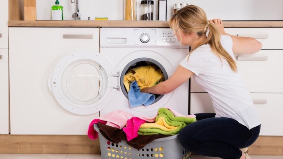 Aprende cómo separar la ropa para poner una lavadora