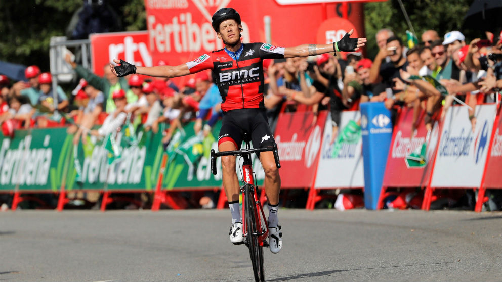 De Marchi celebra su triunfo en la Vuelta a España. (EFE)