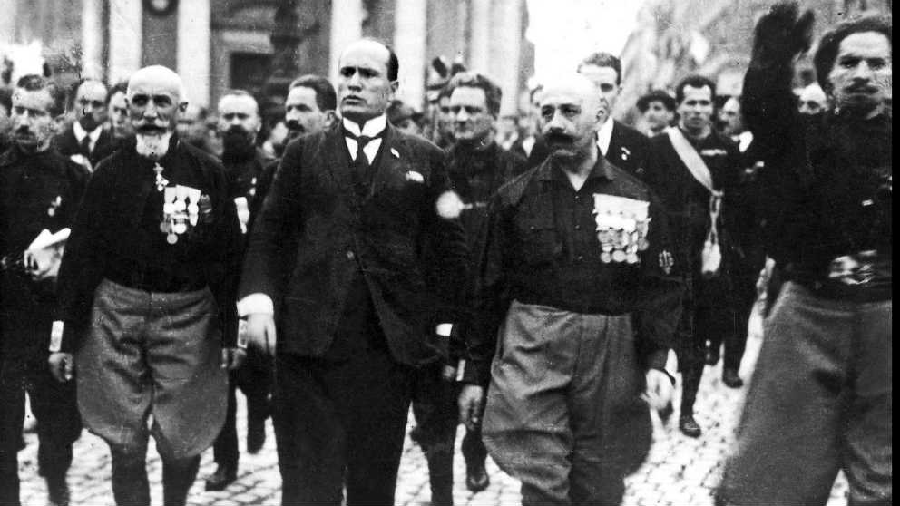 El líder fascista Benito Mussolini encabezando la marcha sobre Roma que le llevó al poder