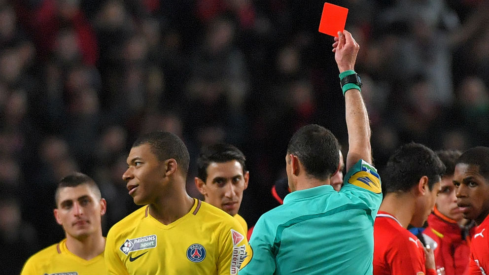 Mbappé, expulsado durante un partido. (AFP)