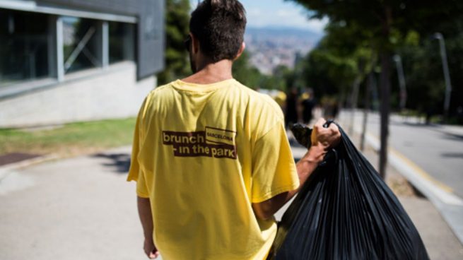 brunch-in-the-park-montjuic-limpiar-basura