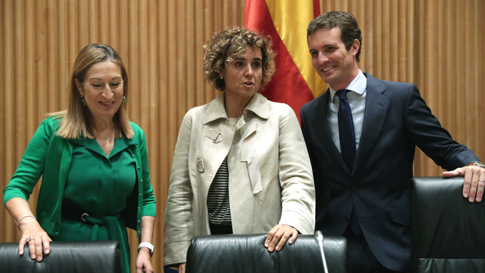 El presidente del Partido Popular, Pablo Casado, la portavoz parlamentaria de su grupo, Dolors Montserrat,c., y la presidenta del Congreso, Ana Pastor (Foto: Efe)