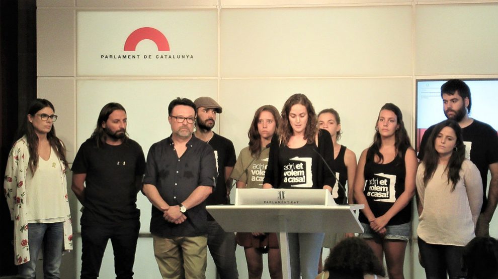 Parlamentarios de la CUP, JxCAT, ERC y los Comuns, en ruda de prensa conjunta para apoyar al CDR fugado Adrià Carrasco. (EP)
