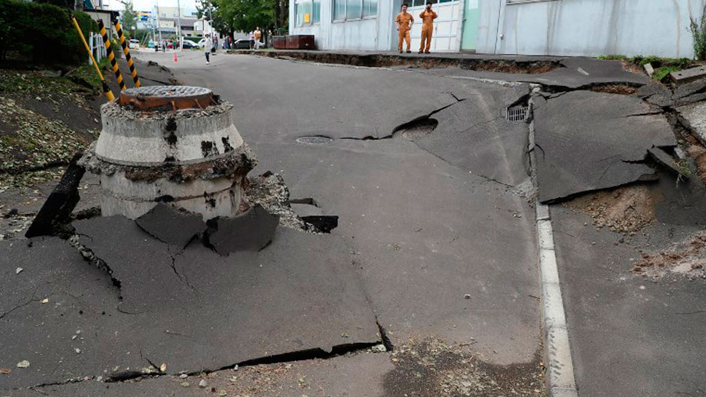 Varias carreteras de la isla japonesa de Hokkaido han sido destrozadas por el terremoto de 6,7 en la escala de Richter. Foto: AFP
