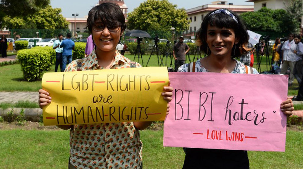 Dos activistas de la causa LGTBI en India celebran la despenalización de la homosexualidad. Foto: AFP