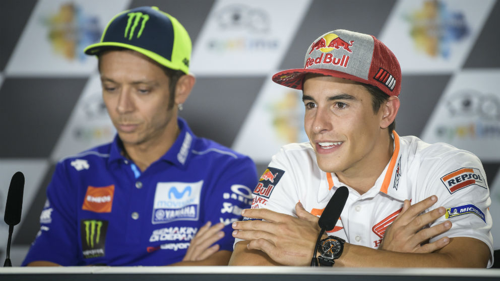Márquez y Rossi durante una rueda de prensa. (AFP)