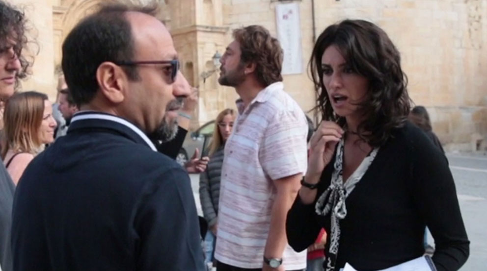 La actriz Penélope Cruz, y detrás su marido el también actor Javier Bardem, junto al director iraní Asghar Farhadi.