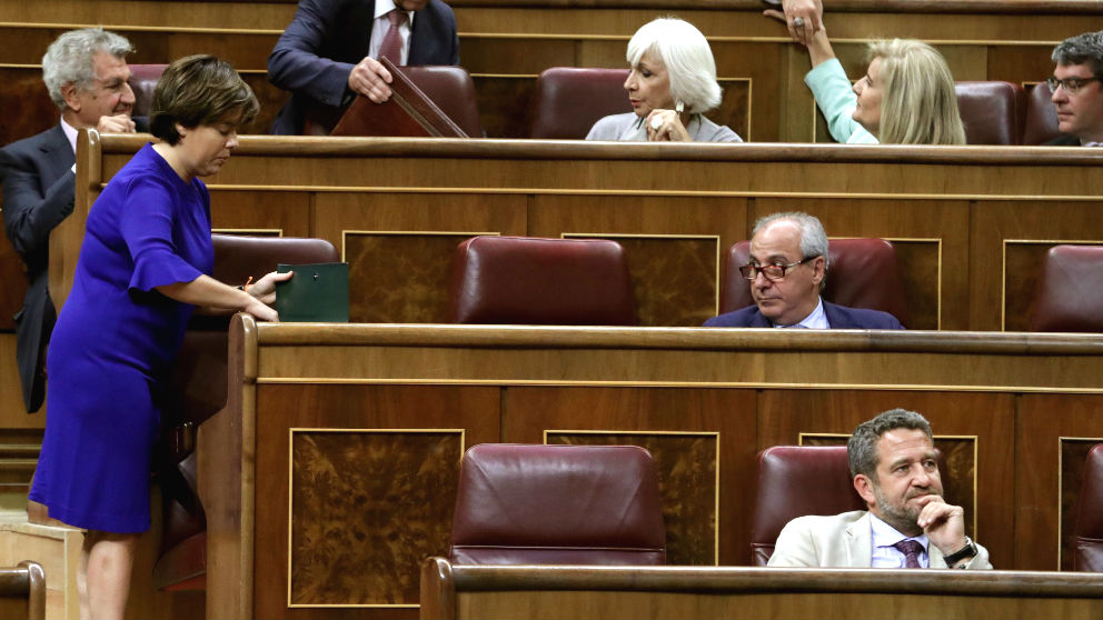 La exvicepresidenta del Gobierno Soraya Sáenz de Santamaría en su nuevo escaño en el Congreso. (Foto: Efe).