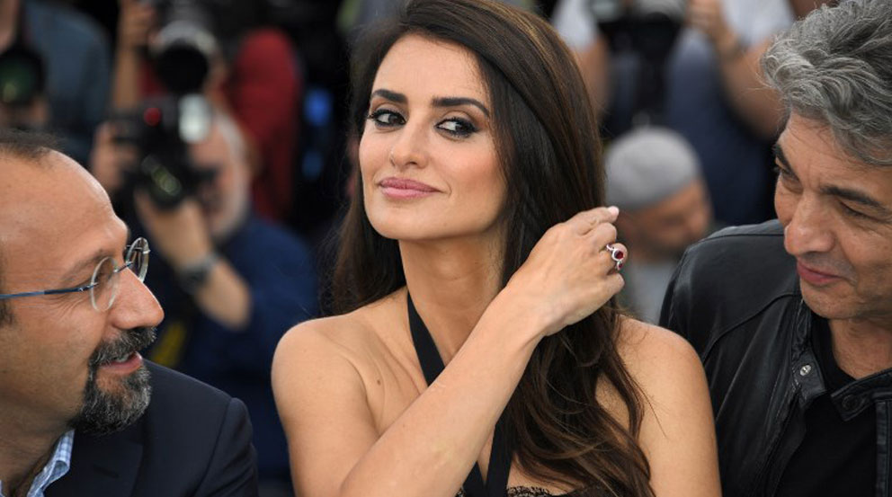 El director iraní Asghar Farhadi junto a Penélope Cruz y Ricardo Darñin durante la presentación de ‘Todos lo saben’ en el Festival de Cannes. Foto: AFP