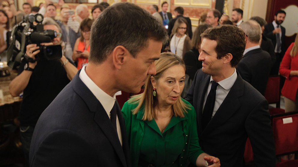 Ana Pastor, Pedro Sánchez y Pablo Casado en el Congreso. (Foto: Francisco Toledo)