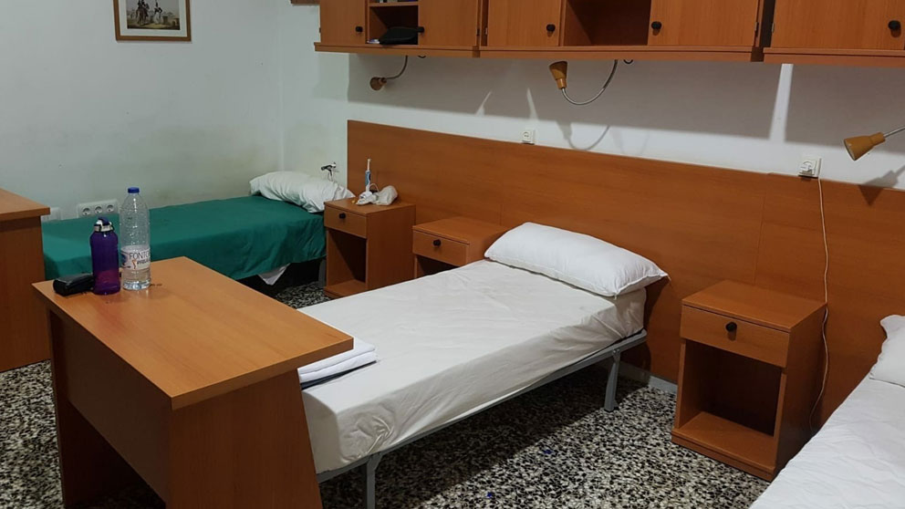 Una de las habitaciones donde se alojarán los agentes de la Policía Nacional destinados en CAtaluña por la Diada. Foto: Europa Press
