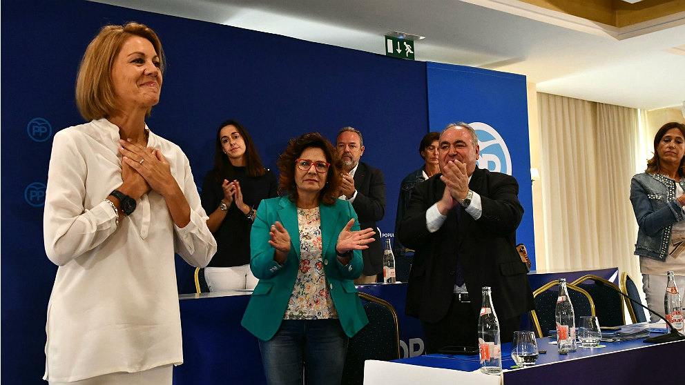 María Dolores de Cospedal, aplaudida por la cúpula del PP de Castilla-La Mancha. (EP)