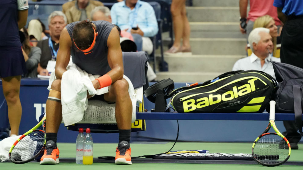 Nadal se lamenta con molestias en la rodilla. (AFP)