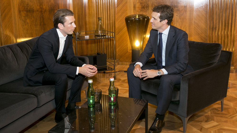 El presidente del PP, Pablo Casado, con el canciller de Austria, Sebastian Kurz. (Foto: PP)