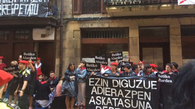 Mujeres se manifiestan en contra de la compañía mixta en el Alarde de Fuenterrabía. Foto: Twitter