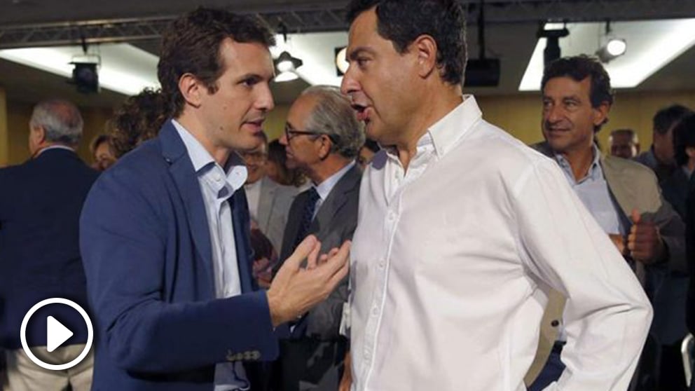 El presidente del Partido Popular, Pablo Casado (i), habla con el secretario general de PP andaluz, Juanma Moreno Bonilla (d), al inicio de la Junta Directiva Nacional del partido. Foto: EFE