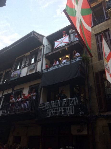 Una pancarta en un balcón de la calle mayor de Fuenterrabía dice: "Respetad la opinión de pueblo" en alusión al rechazo a la compañía mixta. Foto: Twitter