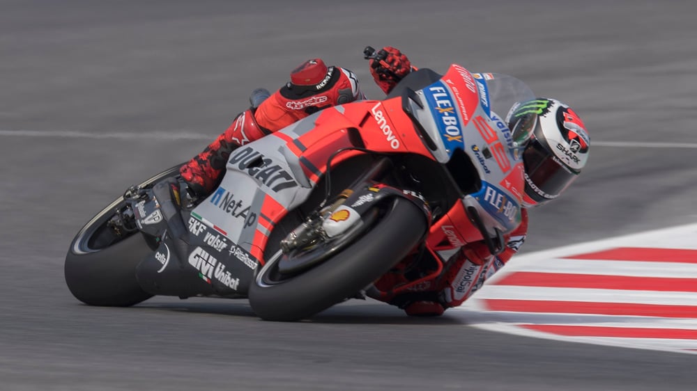 Lorenzo, en una curva del Circuito de Misano (Getty).