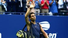 Nadal se despide del público tras su retirada en el US Open. (AFP)