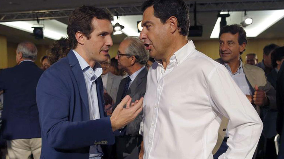 El presidente del Partido Popular, Pablo Casado (i), habla con el secretario general de PP andaluz, Juanma Moreno Bonilla (d), al inicio de la Junta Directiva Nacional del partido. Foto: EFE