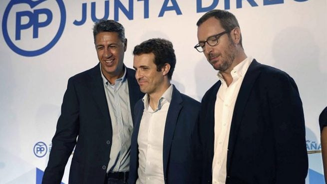 El presidente del Partido Popular, Pablo Casado (c), junto al dirigente popular Javier Maroto y el líder de los populares catalanes, Xavier García Albiol (i), al inicio de la Junta Directiva Nacional del partido, el máximo órgano entre congresos, que celebra en Barcelona su primera reunión desde que los populares eligieron nuevo líder. Foto: EFE