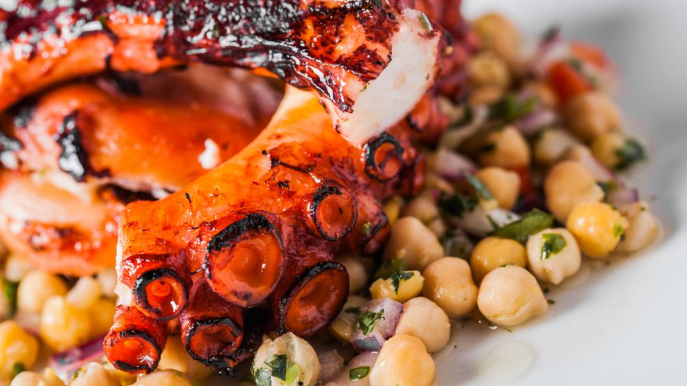 Receta de ensalada de garbanzos con pulpo fácil de preparar