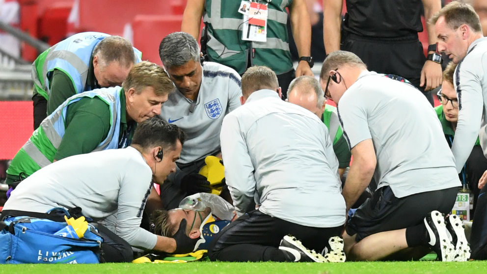 Shaw es atendido sobre el césped de Wembley. (Getty)