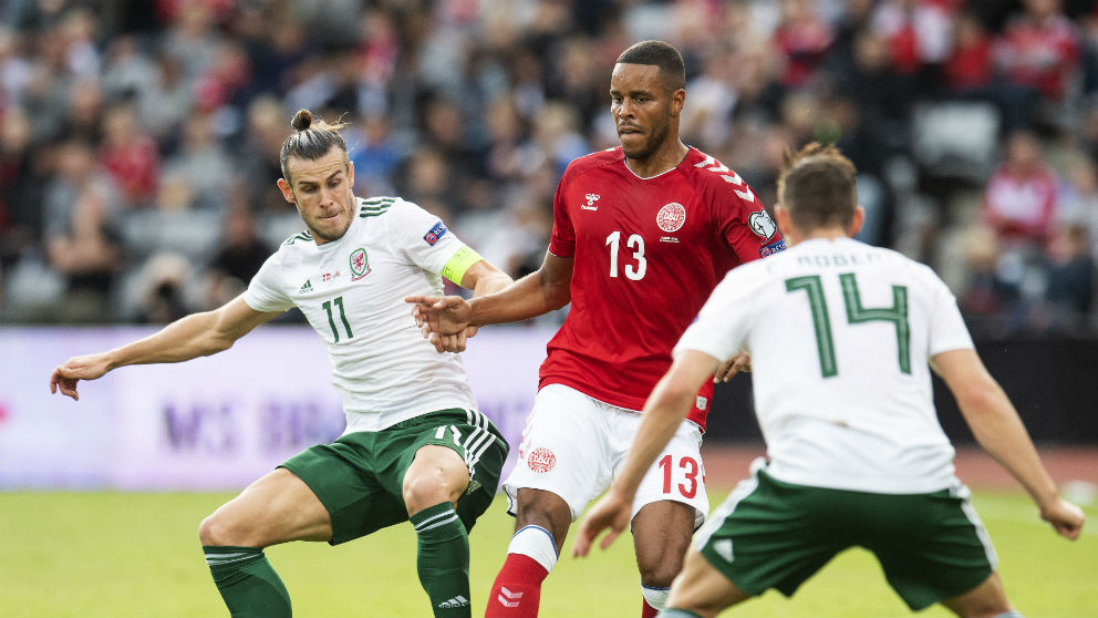 Bale en un duelo ante Dinamarca. (AFP)