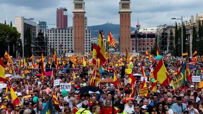 Un herido en los enfrentamientos entre constitucionalistas y separatistas en la manifestación de Barcelona