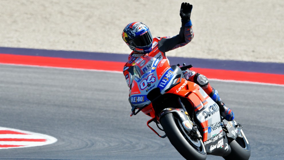 Dovizioso saluda al público. (AFP)