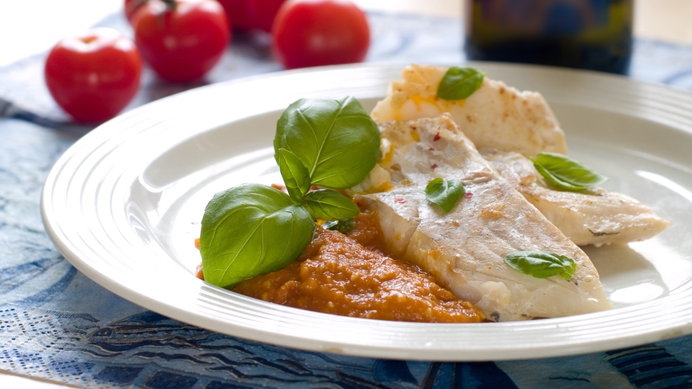 Receta de Fletán con tomate y albahaca fácil de preparar