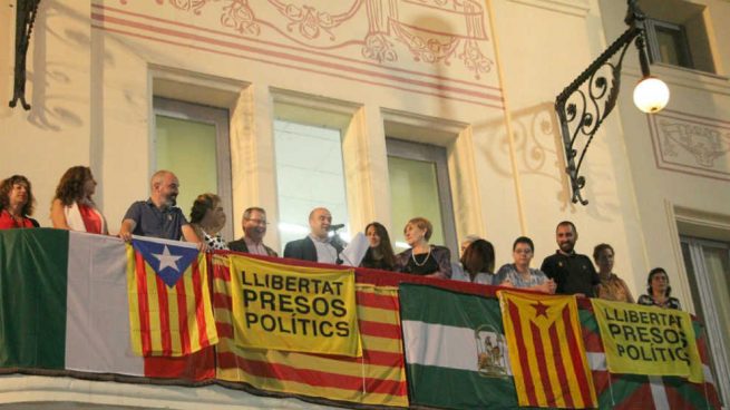 La alcaldesa malagueña del PSOE a la derecha del alcalde de ERC y sobre las pancartas golpistas