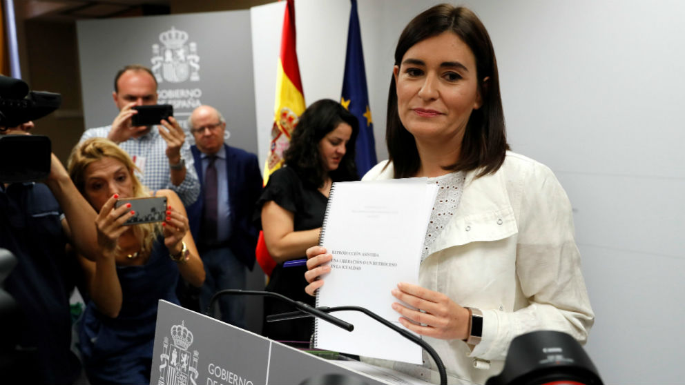 La ministra de Sanidad, Carmen Montón, antes de dimitir. (Foto: Efe)