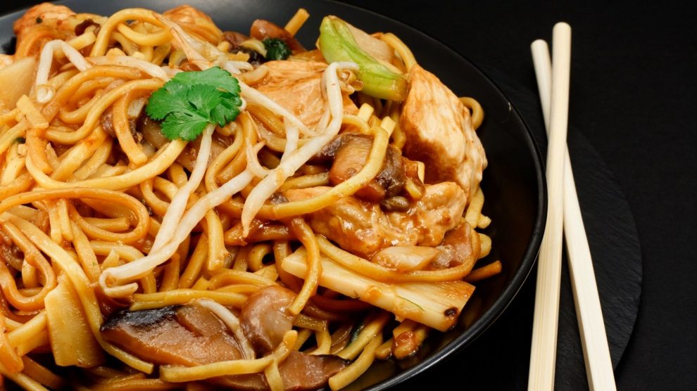 Como hacer espagueti con pollo y vegetales. Comida China  Como hacer una  deliciosa comida China en casa. Chow mein o fideos con pollo y vegetales.  Lo que necesitas son dos pechugas