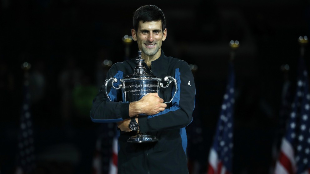 Djokovic abraza el trofeo que le acredita como campeón del US Open. (Getty)