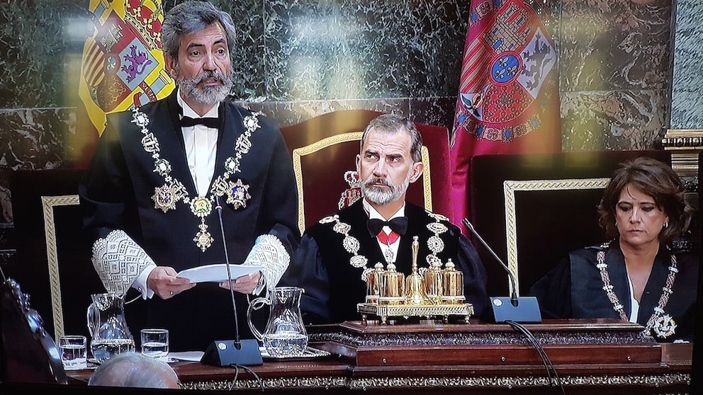El presidente del CGPJ y del Tribunal Supremo, el Rey Felipe VI y la ministra de Justicia, Dolores Delgado.