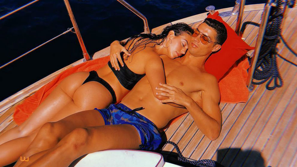 Cristiano y Georgina tomando el sol.