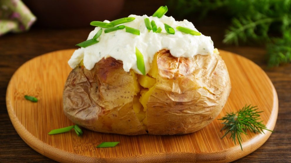 Receta de Patatas al horno con salsa de garbanzos fácil de preparar