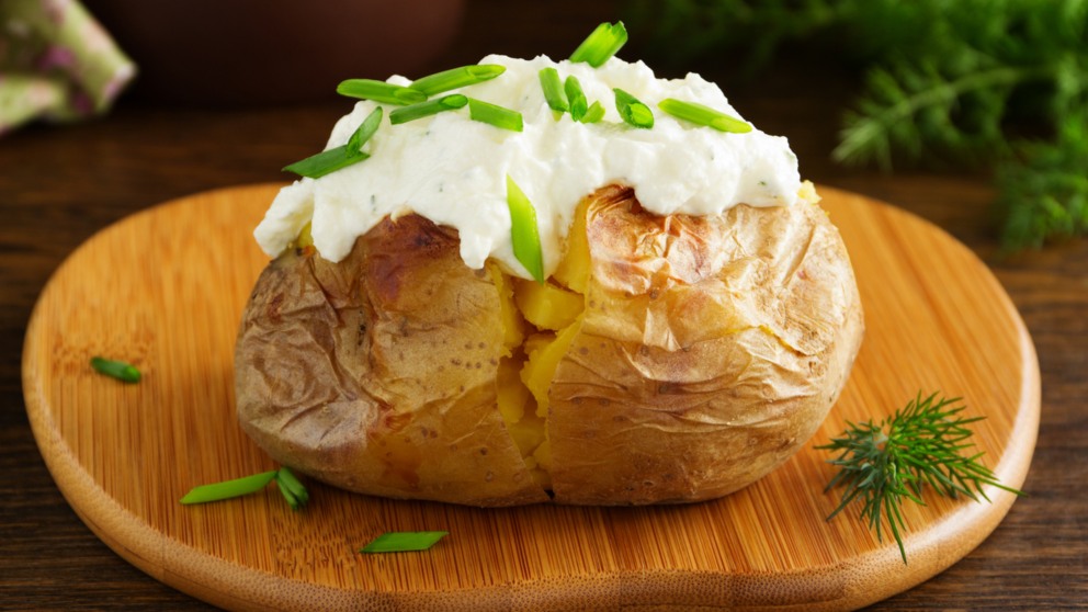 Receta de Patatas al horno con salsa de garbanzos fácil de preparar