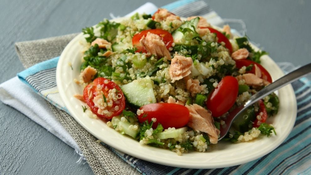 Receta de Ensalada de quinoa y salmón fácil de preparar